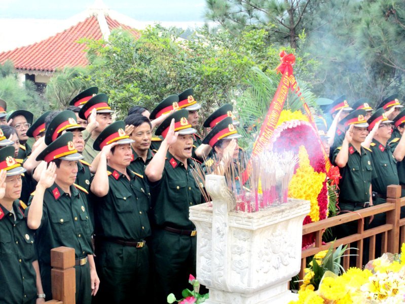 Viếng Đại tướng Võ Nguyên Giáp tại Vũng Chùa- Đảo Yến