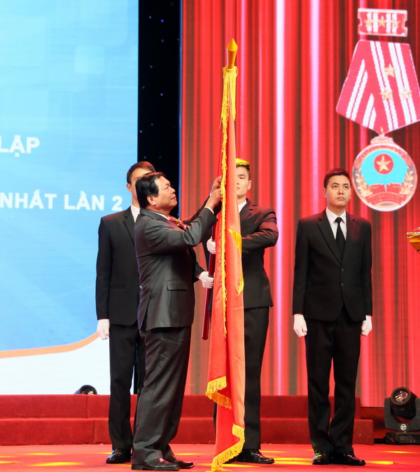 Đ/c Vũ Huy Hoàng - Uỷ viên Trung ương Đảng, Bí thư Ban cán sự đảng, Bộ trưởng Bộ Công Thương gắn Huân chương lên Lá cờ truyền thống Petrolimex
