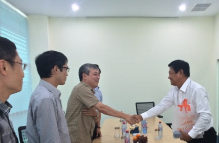 Ông Chhun On - CT HĐQT Cty Tela và UVHĐQT, PTGĐ Nguyễn Quang Kiên bắt tay hợp tác lâu dài
