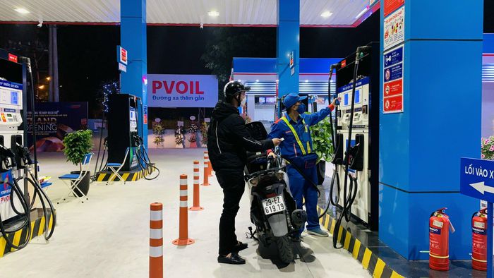 Petrolimex và PVOIL tăng nhập khẩu để đảm bảo nguồn cung xăng dầu